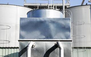 tour d'eau de refroidissement dans une usine industrielle photo