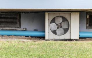 compresseur de climatiseur installé sous le plancher photo