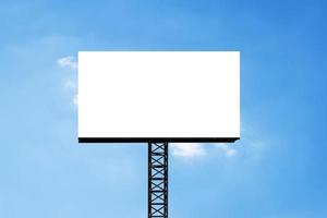 panneau d'affichage extérieur sur fond de ciel bleu avec un tracé de détourage photo