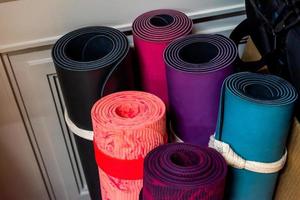 gros plan sur un tapis de yoga coloré photo
