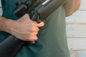 un homme avec un fusil photo