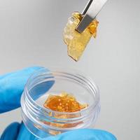 détail de la cire de résine de concentré de marijuana sur l'outil de dabbing photo