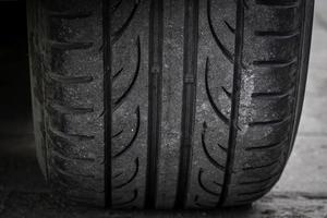 conditionner les vieux pneus sales pneus usagés. sur les voyages d'été. pour des raisons de sécurité doivent être entretenus ou remplacés. peut être utilisé comme image d'arrière-plan en gros plan.