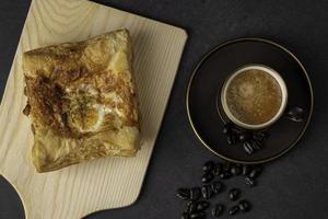 le petit-déjeuner avec café et toast aux œufs est la première main de la journée. vue de dessus photo