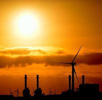 soleil du matin intense sur une centrale électrique avec des moulins à vent, image en couleur photo