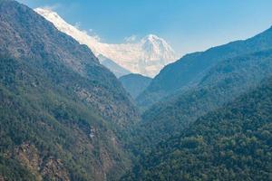 vue sur le pic mt.himchuli 6441m dans la région de l'annapurna au népal. photo