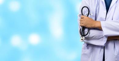 docteur en médecine avec stéthoscope debout et diagnostic à l'hôpital. soins de santé et assurance médicale ou maladie sur le concept de fond. photo