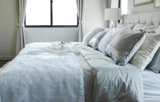 oreiller blanc et gris sur le lit