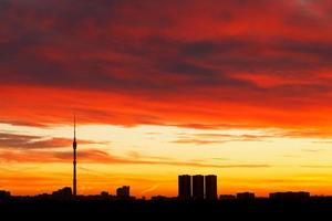 cloudscape dramatique de lever de soleil rouge foncé photo