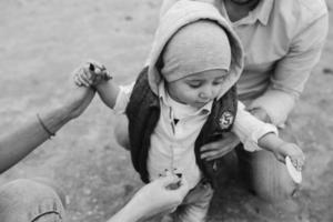 jeune famille heureuse avec un petit garçon dans la nature photo