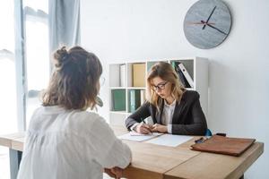 jeune candidate interviewée par l'employeur photo