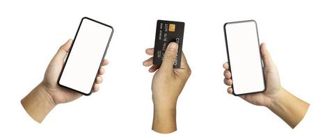 un ensemble, un groupe de main masculine tient une carte de crédit et un téléphone portable isolés sur blanc. photo