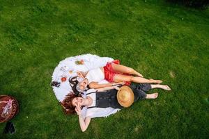 vue de dessus, deux jeunes femmes allongées dans le parc photo