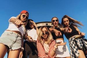 cinq jeune femme regardant dans la caméra le parking. photo