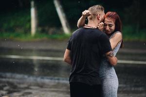 beau couple s'embrassant sous la pluie photo