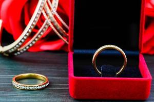 bague de mariage en diamant dans une boîte à bijoux rouge