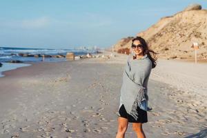 jeune belle fille posant au bord de la mer photo