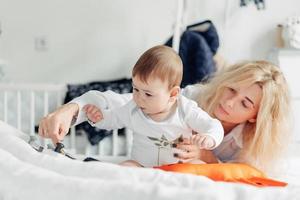 mère jouant avec son bébé dans la chambre photo