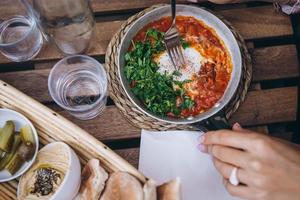 shakshuka, œufs frits à la sauce tomate sur la table photo