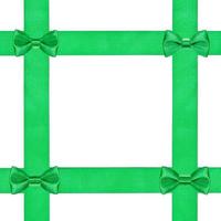 quatre petits noeuds verts sur quatre bandes de satin photo