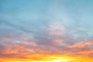 ciel bleu du matin au-dessus des nuages roses et jaunes photo