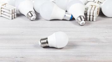 une ampoule à led blanche et des lampes à économie d'énergie photo