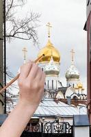 coloration du dôme de l'église russe en automne photo