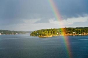 arc-en-ciel sous la pluie pendant le soleil photo