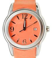 douze heures sur le cadran de la montre-bracelet orange photo