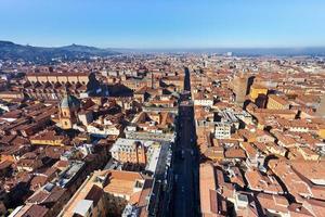 vue depuis la tour asinelli sur la strada maggiore à bologne photo