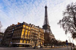 vue sur la tour eiffel depuis le quai branly à paris photo