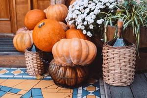 décoration d'automne avec des citrouilles et des fleurs dans une rue d'une ville européenne photo