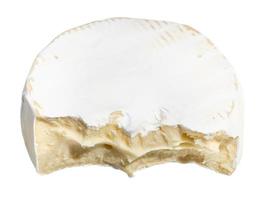 fromage à pâte molle mordu avec de la moisissure blanche isolée photo
