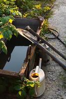 outils de jardinage éclairés par le coucher du soleil dans le jardin photo