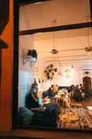 femme travaille dans un café le soir photo