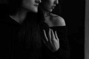 photo de mode en noir et blanc de deux belles filles aux cheveux noirs