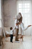 papa et maman jouent à cache-cache avec leur petit fils photo