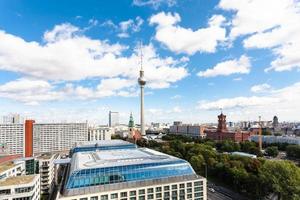 toits de la ville de berlin avec l'hôtel de ville rouge photo