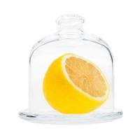 moitié de citron en verre citronnier isolé