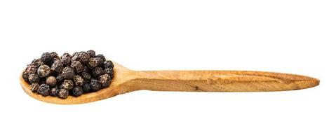 cuillère en bois avec des grains de poivre au poivre noir photo