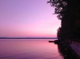 photo d'un beau coucher de soleil rose sur le lac