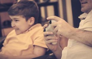 gros plan du père et du fils jouant à des jeux vidéo. photo