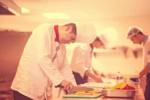 chef coupant des légumes frais et délicieux photo