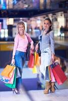 jeunes filles heureuses dans un centre commercial photo