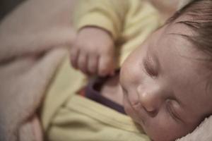 bébé nouveau-né dormant à la maison dans son lit photo