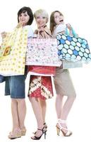 Happy young adult women shopping avec des sacs colorés photo