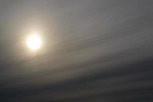 ciel bleu dramatique et nuages légers chauds au lever du soleil. photo