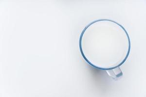 lait dans un verre en verre sur fond blanc. un beau verre de lait. photo