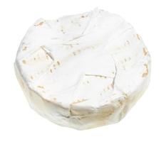 fromage à pâte molle avec moisissure blanche isolée sur blanc photo