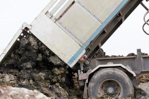 déchargement de camion à benne basculante photo